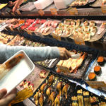 山口-下関「唐戸市場」海鮮グルメパラダイスに心躍る！海鮮屋台がずらりと並ぶ市場で朝飲み