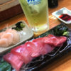 横須賀-追浜「一銭酒場 えびす」ショーケースにはお刺身がずらり！昼飲みもできる魚屋直営の立ち飲み