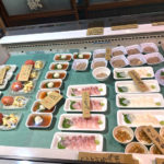 東京駅「羽田市場食堂」まるで魚屋さんのよう！魚料理が安くて美味い立ち飲み