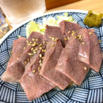 上野「もつ焼 でん」立ち飲みも楽しめる人気のもつ焼き酒場